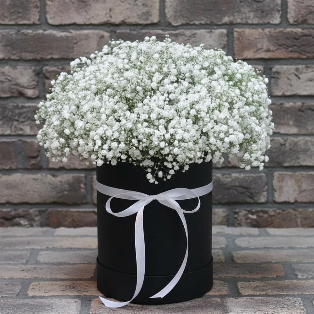 Цветочная композиция из Гипсофила в шляпной коробке в Глаголево