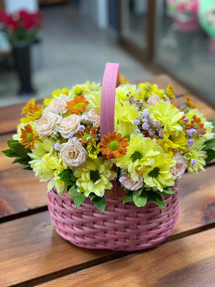 Цветочная композиция из Хризантемы и Розы в корзине в Глаголево
