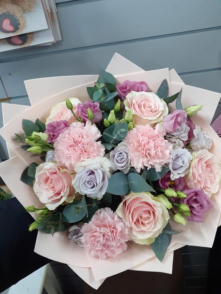 Букет цветов из: Розы, Гвоздики и Лизиантусы в Глаголево